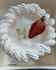 Bento cake-fraise kinder Plus d’infos en DM 🫶