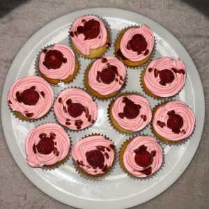 Cupcakes ganache chocolat blanc -Coulis Framboise Plus d’infos en DM 🫶