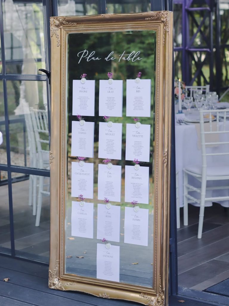 Ce miroir doré, on l’a chiné il y a quelques années avant même de lancer Pretty Big Event.Au dép