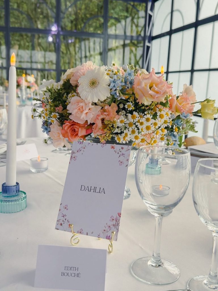 Chaque table a son identité avec des noms de fleurs, pour un voyage floral unique. 🌸Des composi