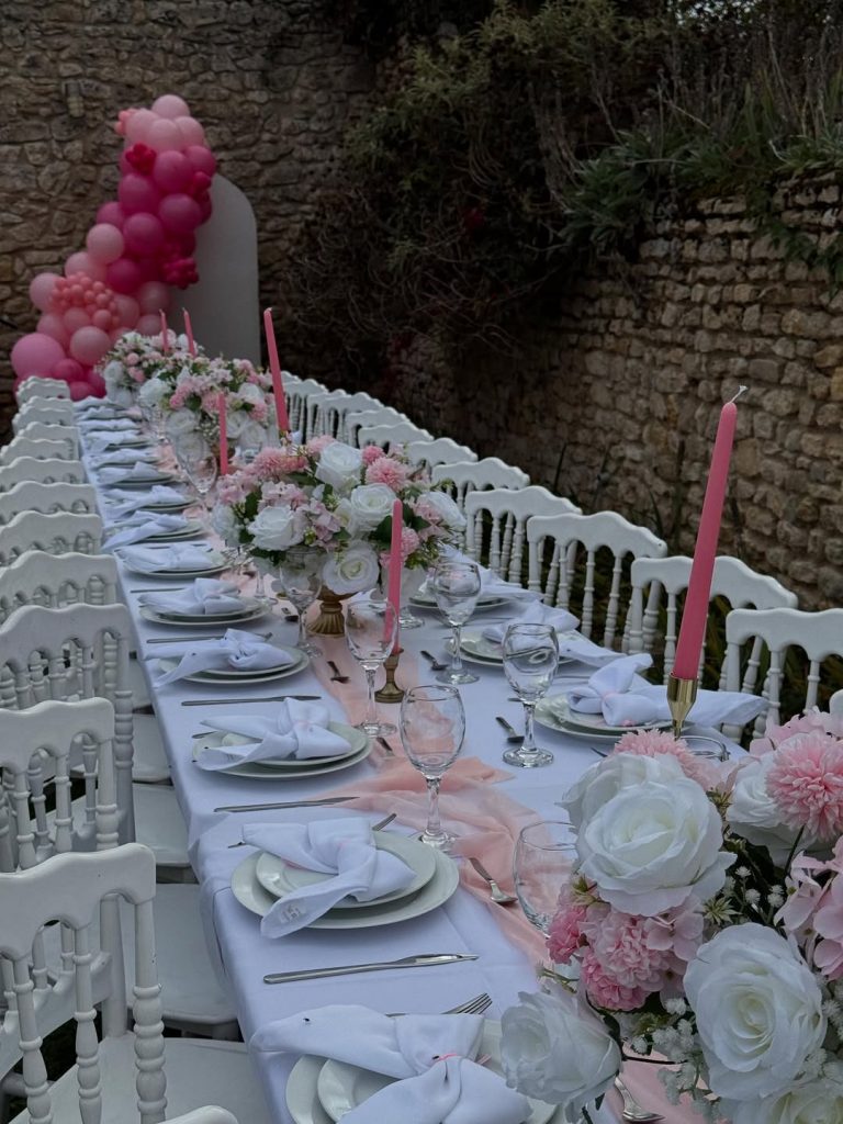Des tons pastel, des fleurs, et une table pensée dans les moindres détails 💕Un décor chic pour