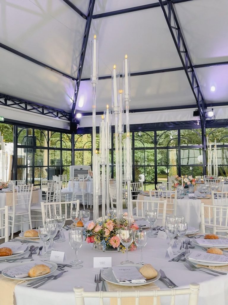 Nos chandeliers hauts en plexi apportent une touche élégante et lumineuse à vos tables de mariag