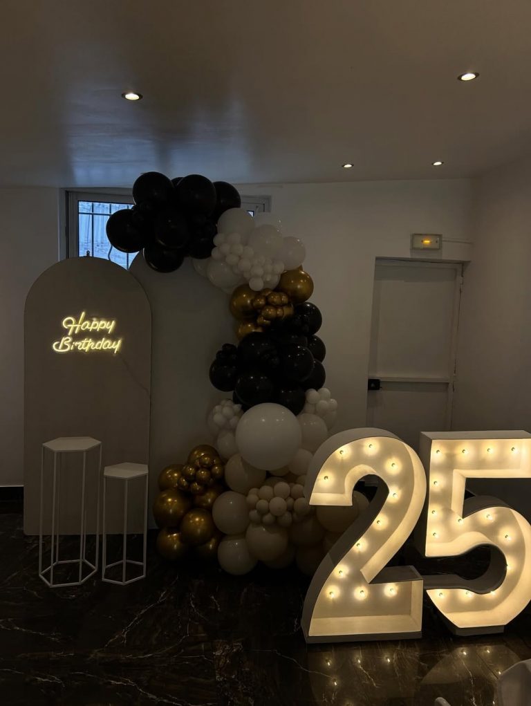 Une arche élégante pour célébrer 25 ans en beauté ✨Création sur mesure pour un anniversaire d’ex