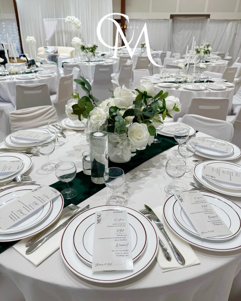 Une décoration de table dans les tons blanc et vert pour nos mariés 🤩 #decorationmariage #